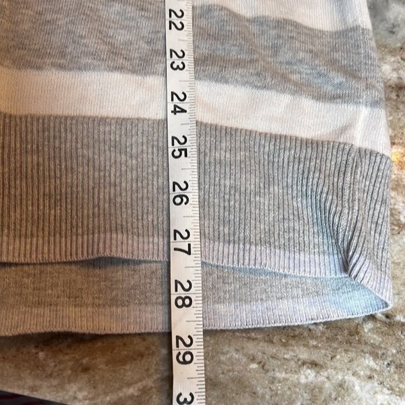 Tahari hooded sweater Women’s gray & white striped size medium - Picture 8 of 8